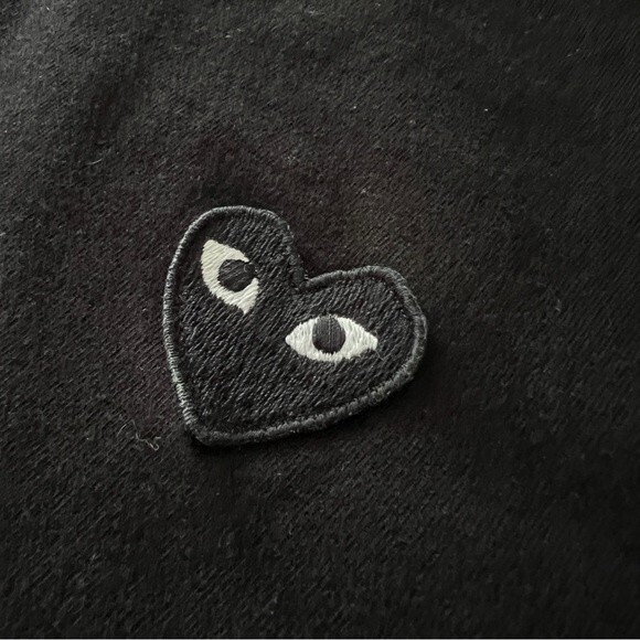COMME DES GARÇONS PLAY Black Heart Patch Cropped T-Shirt in Black - Picture 5 of 7